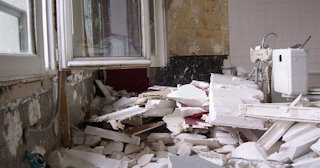 Демонтаж хрущевки в Симферополе - удаление старых полов и стен по выгодной цене от 1772 рублей.